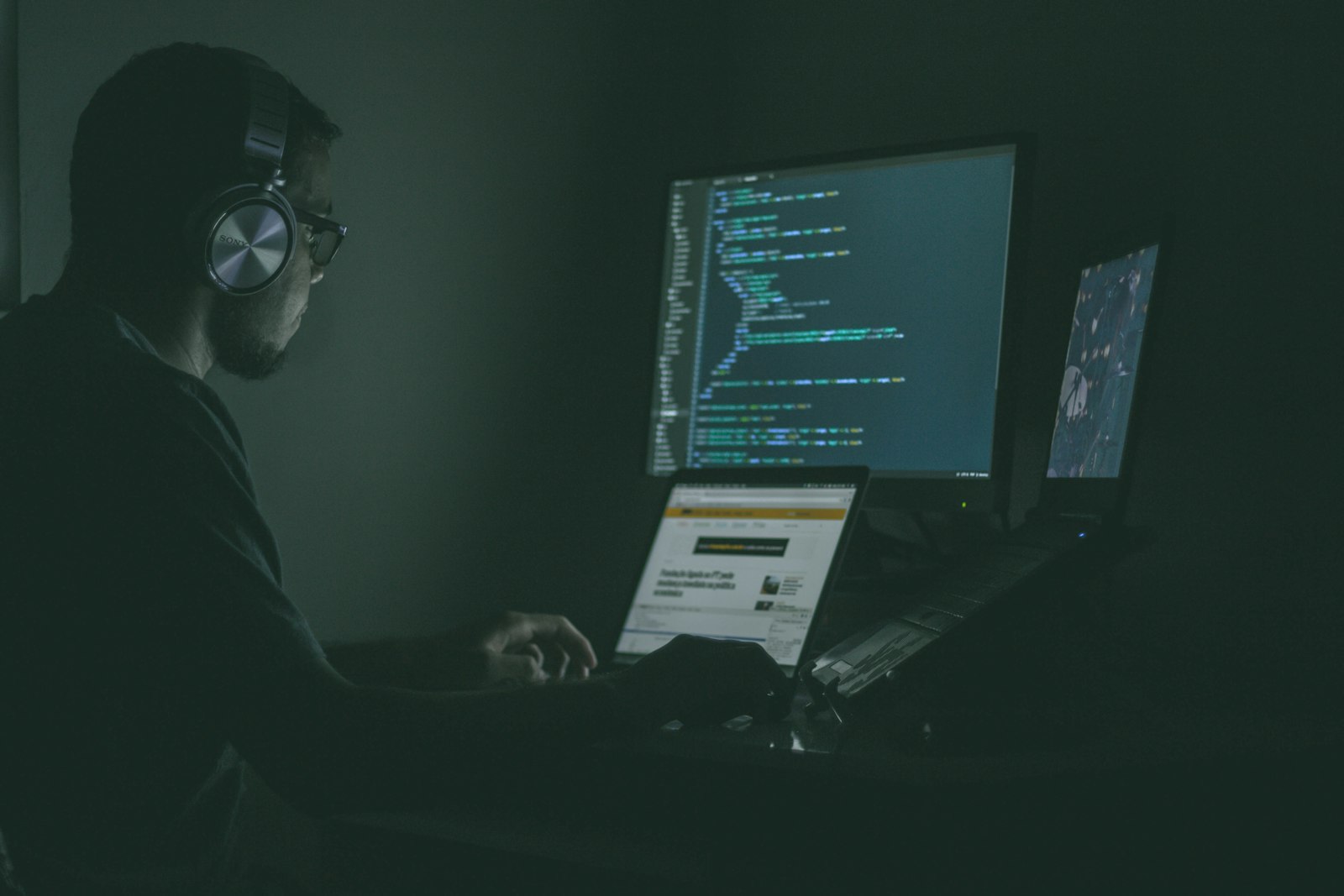 Security operations centre representing monitoring of emerging financial crime threats facing GCC institutions