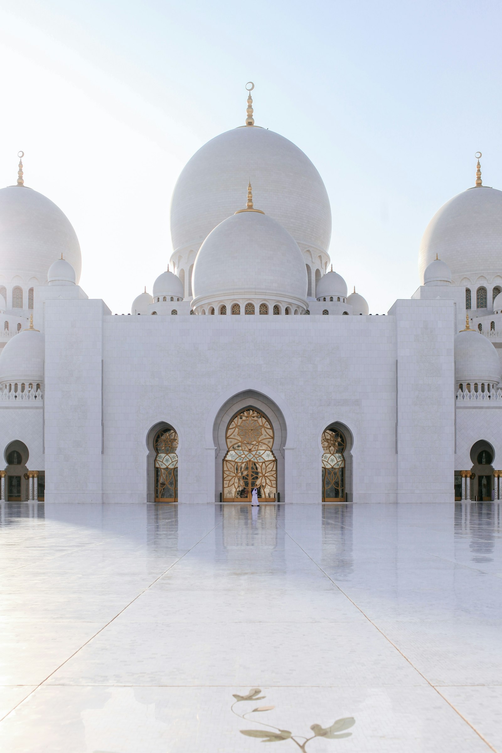 Sheikh Zayed Grand Mosque in Abu Dhabi representing UAE financial institutions and sanctions compliance programmes